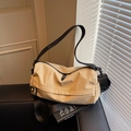 Minimalistische beige Nylon-Umhängetasche in Kissenform mit verstellbarem schwarzen Gurt - Khaki