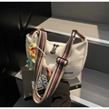 Borsa a tracolla bianca a mezzaluna con tracolla a righe e ciondolo a bambola - Bianco Crema Con Ciondolo