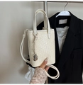 Borsa tote intrecciata beige con manici circolari e ciondolo a cuore in stile chic - Bianco