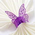 Rond de serviette papillon violet découpé au laser avec paillettes sur tissu blanc - Violet Pailleté