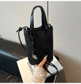 Mini borsa tote intrecciata nera con ciondolo a orso e tracolla multifunzione - Nero