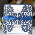 Invito di nozze blu navy intagliato al laser con fiocco di nastro e motivo traforato - Include Copertina+Inserto+Nastro / Blu scuro
