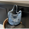 Dettaglio della borsa tote in denim blu vintage con cuciture e design della tasca - Azzurro