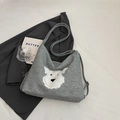 Bolso de hombro en denim gris con aplique de bull terrier en felpa blanca y correa - Verde