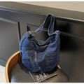 Dettaglio della borsa hobo in denim retrò capiente con cuciture a contrasto e tasche cargo - Blu scuro