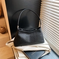 Bolso de hombro trenzado negro elegante con textura geométrica y detalles plateados - Negro