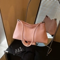 Bolso de hombro rosa claro con textura trenzada y detalles plateados elegantes - Rosa