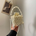 Sac seau élégant en perles tissées avec doublure en satin et bandoulière perlée - Blanc Cassé
