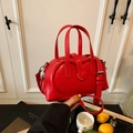Borsa a bauletto rossa in pelle PU con cuore e tracolla regolabile - Rosso