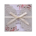 Détail de l'invitation dentelle argentée scintillante avec ruban de satin et motif floral - Argent Pailleté