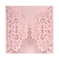 Eleganter lasergeschnittener rosa Hochzeitseinladungs-Umschlag mit filigranem Muster - Hellrosa