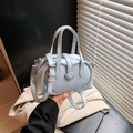 Borsa a tracolla azzurra a bauletto con dettaglio cuore e finiture argentate - Blu