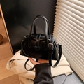 Mini borsa bowling nera lucida con cuore a rilievo e manici superiori eleganti - Nero