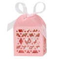 Dettaglio della scatola regalo rosa a forma di casa con intaglio geometrico e fiocco bianco - Rosa
