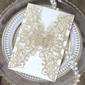 Élégante invitation de mariage dorée découpée au laser avec motifs de papillons ciselés - Or rose