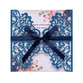 Détail de l'invitation découpée au laser en paillettes bleues avec ruban et motif floral - Ensemble Découpé au Laser à Paillettes Bleu Roi