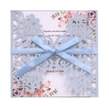 Détail de l'invitation de mariage bleu clair découpée au laser avec ruban satin et carte fleurie - Bleu Brume