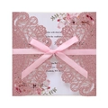 Détail de l'invitation en dentelle pailletée or rose avec carte florale et ruban rose - Rose Pailleté