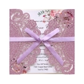 Invito di nozze rosa glitterato tagliato al laser con fiocco viola e inserto floreale - Lavanda Glitterato