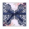 Faire-part de mariage bleu marine découpé au laser avec motif floral évidé et ruban élégant - Bleu Fantôme