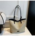 Détail du sac cabas en paille tressée avec bordure noire et bretelles nouées élégantes - Noir