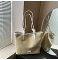 Détail du sac cabas en paille tressée avec poignées nouées et logo métallique - Blanc