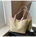 Gros plan du sac cabas en paille fait main avec anses en cuir rose et nœuds - Rose