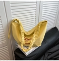 Détail d'un sac hobo jaune en toile avec bandoulière froncée et imprimé rouge - Jaune