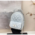 Hellblauer gesteppter Mini-Rucksack mit silberner Kette und weißer Paspelierung - Blau