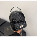 Schicker schwarzer gesteppter Mini-Rucksack mit Silberkette und Drehverschluss-Detail - Schwarz