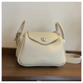 Minimalistische beige handtas van generfd leer met zilveren metalen draaisluiting - Broken Wit