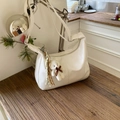 Sac hobo blanc à texture crocodile avec pendentif ours en peluche et large bandoulière - Blanc
