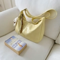 Sac hobo jaune clair à motif crocodile avec charm d'ours et large bandoulière - Jaune