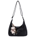 Sac hobo noir minimaliste à motif crocodile avec un mignon pendentif ours en peluche - Noir