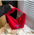 Sac hobo en toile rouge avec bandoulière plissée et lettrage beyou bleu artistique - Rouge