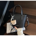 Sac seau chic en cuir noir à motif litchi avec breloque ours et détail de foulard en soie - Noir