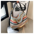 Détail du sac cabas tissé coloré avec bandoulière en cuir noir et boucle dorée - Noir