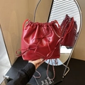 Sac seau minimaliste en cuir rouge foncé avec nœud décoratif et bandoulière en chaîne - Rouge