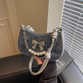 Sac sous le bras en denim bleu avec nœud métallique argenté et perles - Bleu Royal