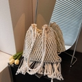 Sac seau tissé beige avec de longues franges et des poignées en bois d'été - Blanc Cassé