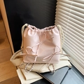 Sac seau rose avec nœuds 3D et bandoulière chaîne en similicuir souple - Rose