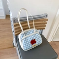 Détail du sac cabas à carreaux vichy bleu avec broderie pomme et texte Not Anxious - Blanc