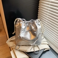 Sac seau métallisé argenté avec nœud décoratif et bandoulière sur blazer beige - Argenté