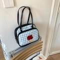 Détail du sac cabas à carreaux bleus avec broderie pomme et anses en cuir verni - Noir