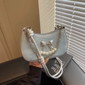 Sac hobo en denim bleu clair avec nœud argenté et détails en perles de style Y2K - Bleu Ciel