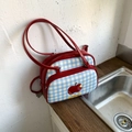 Détail du sac cabas à carreaux rouge et bleu avec broderie pomme et double fermeture - Rouge