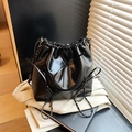 Sac seau noir brillant avec nœuds décoratifs et bandoulière chaîne pour femme - Noir
