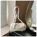 Détail du sac cylindre blanc crème avec ruban de nœud et bandoulière nuageuse moelleuse - Blanc