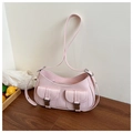 Détail du sac sous l'aisselle en similicuir rose avec boucles argentées et fini brillant - Rose