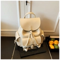 Gros plan du sac à dos en cuir beige grainé avec poches multiples et boucles vintage - Blanc Cassé